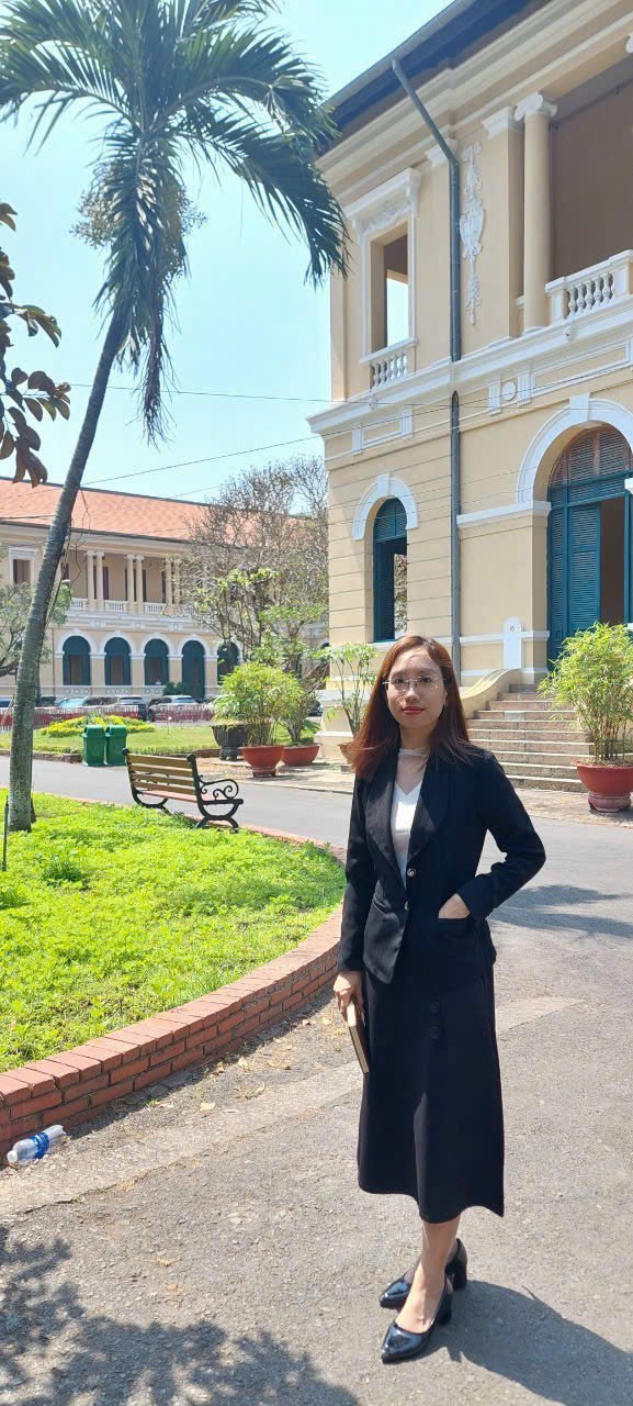 Luật sư Nguyễn Ngọc Tường Vi trước Tòa án Nhân dân TP.HCM